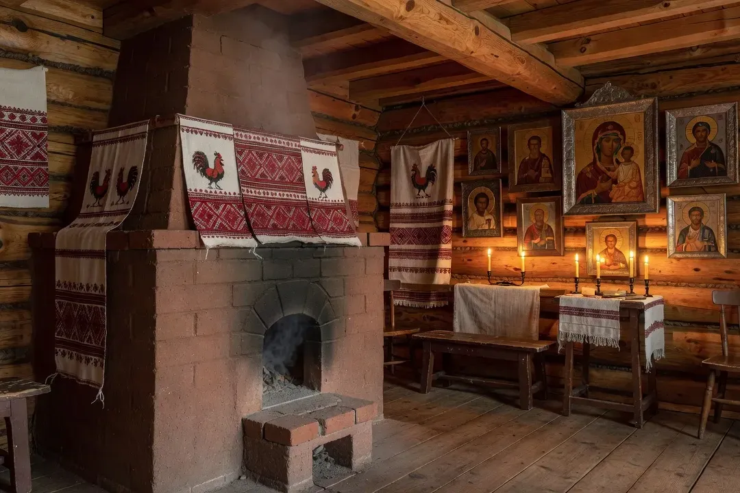 Détail de la construction en rondins d'une isba russe traditionnelle : assemblage et décoration intérieure
