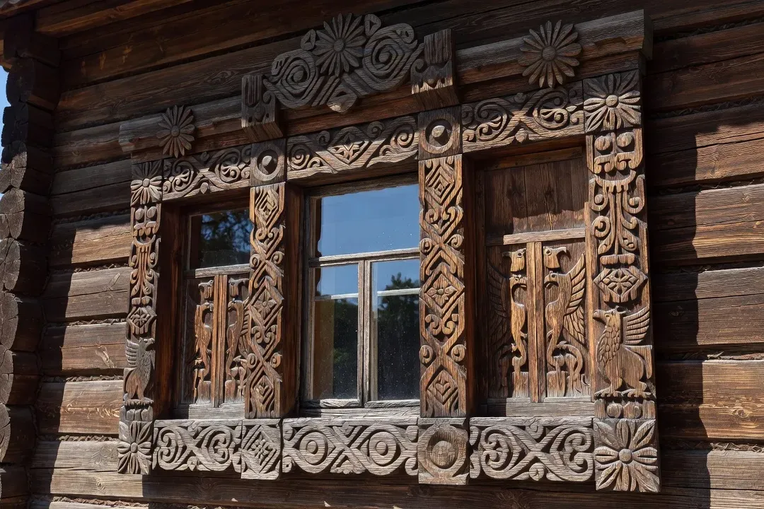 Intérieur d'une isba russe traditionnelle reconstituée : poêle, bancs et coin aux icônes