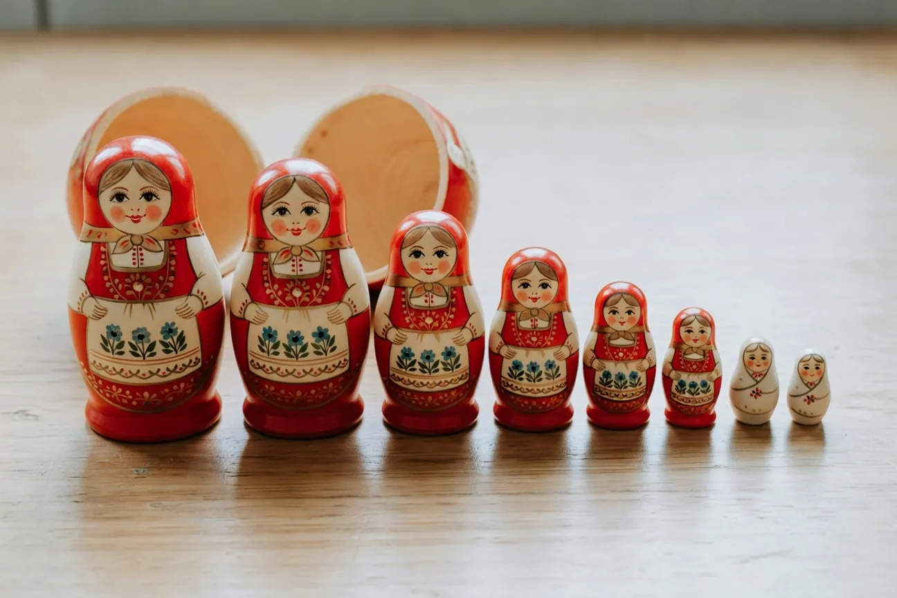 Poupees russes emboitees ouvertes pour montrer les figurines internes