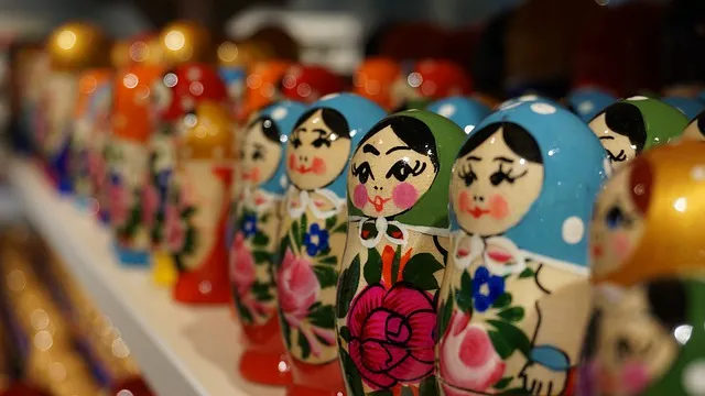 Matryoshka moderne avec des motifs artistiques contemporains