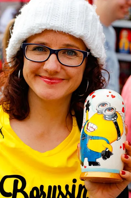 Matryoshka contemporaine aux motifs modernes illustrant l'evolution du design