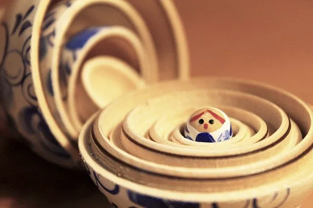 Collection de matryoshkas anciennes illustrant la richesse de la tradition artisanale russe