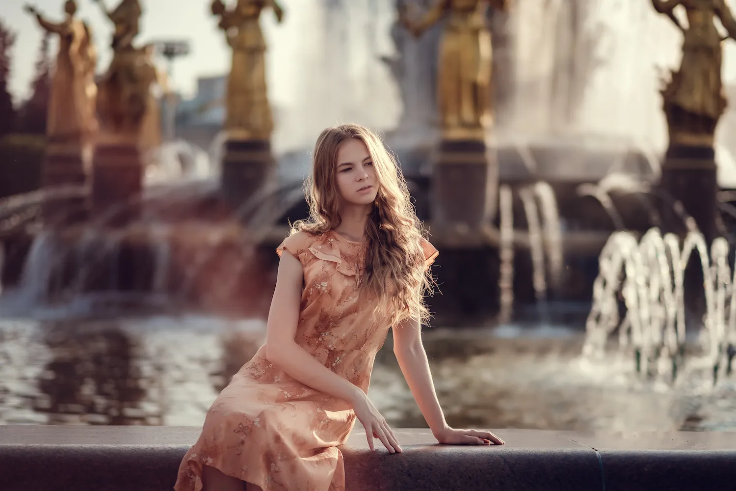 Jeune femme aux cheveux boucles dans un parc verdoyant de Moscou